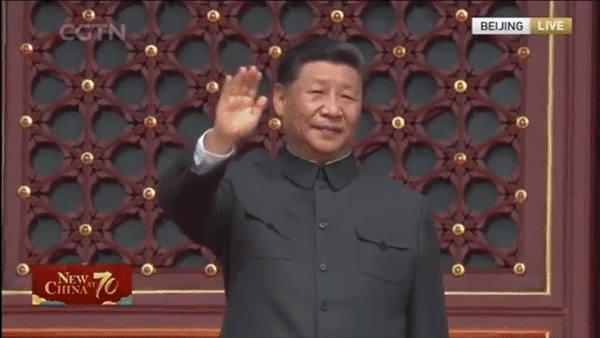 중화인민공화국 건국 70주년을 맞은 지난 2019년 10월 1일 베이징(北京) 톈안먼(天安門) 광장에서 열린 열병식에서 전 세계를 사정권에 둔 대륙간탄도미사일(ICBM) ‘둥펑(東風)-41’이 처음 모습을 드러내고 있다. 이 장면을 보고 시진핑(習近平) 중국 국가 주석이 손을 흔들고 있다. [유튜브 ‘CGTN’ 채널 캡처]