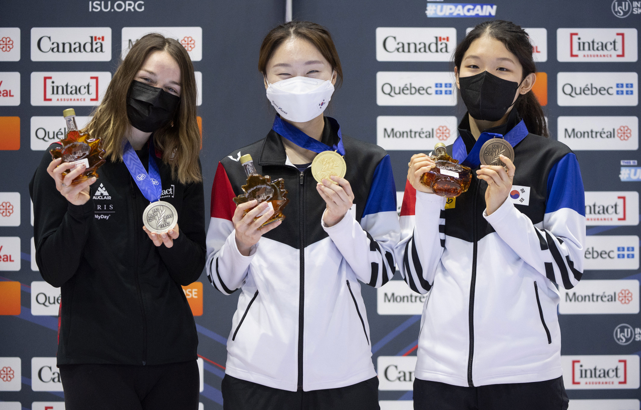 쇼트트랙 세계선수권 여자 1500m 금메달을 획득한 최민정(가운데)이 은메달 킴 부탱(왼쪽), 동메달 서휘민과 포즈를 취하고 있다. [AP]