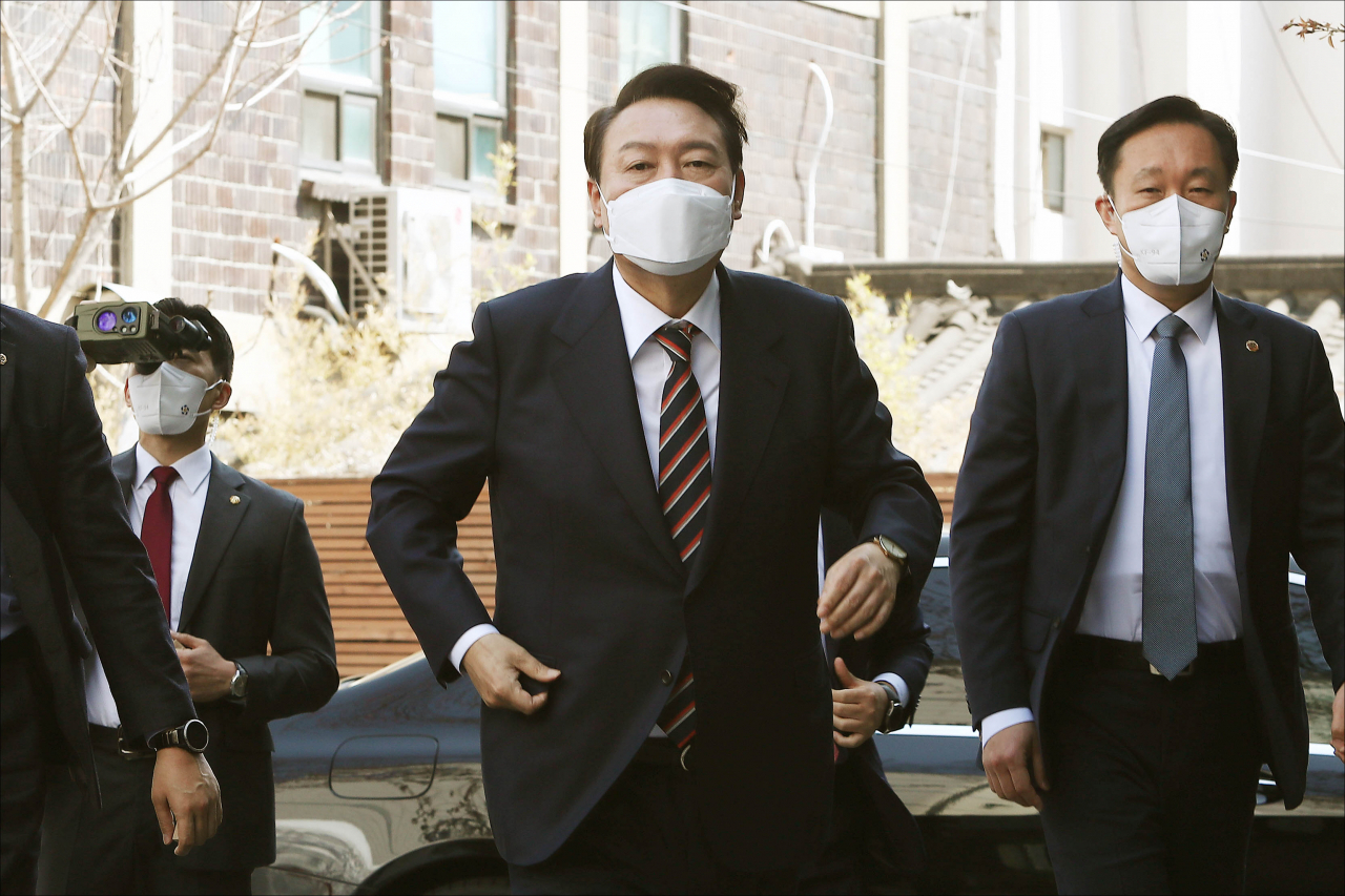윤석열 대통령 당선인이 8일 오후 서울 종로구 통의동 제20대 대통령직 인수위원회 집무실로 출근하고 있다. 연합뉴스