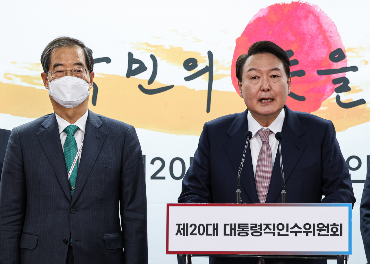 윤석열 대통령 당선인이 10일 오후 서울 종로구 통의동 제20대 대통령직인수위원회에서 초대 내각 명단을 발표하고 있다. 이날 윤 당선인은 경제부총리 겸 기획재정부, 산업통상자원부, 국토교통부, 국방부, 과학기술부, 보건복지부, 문화체육관광부, 여성가족부 장관 인선을 발표했다. [연합]