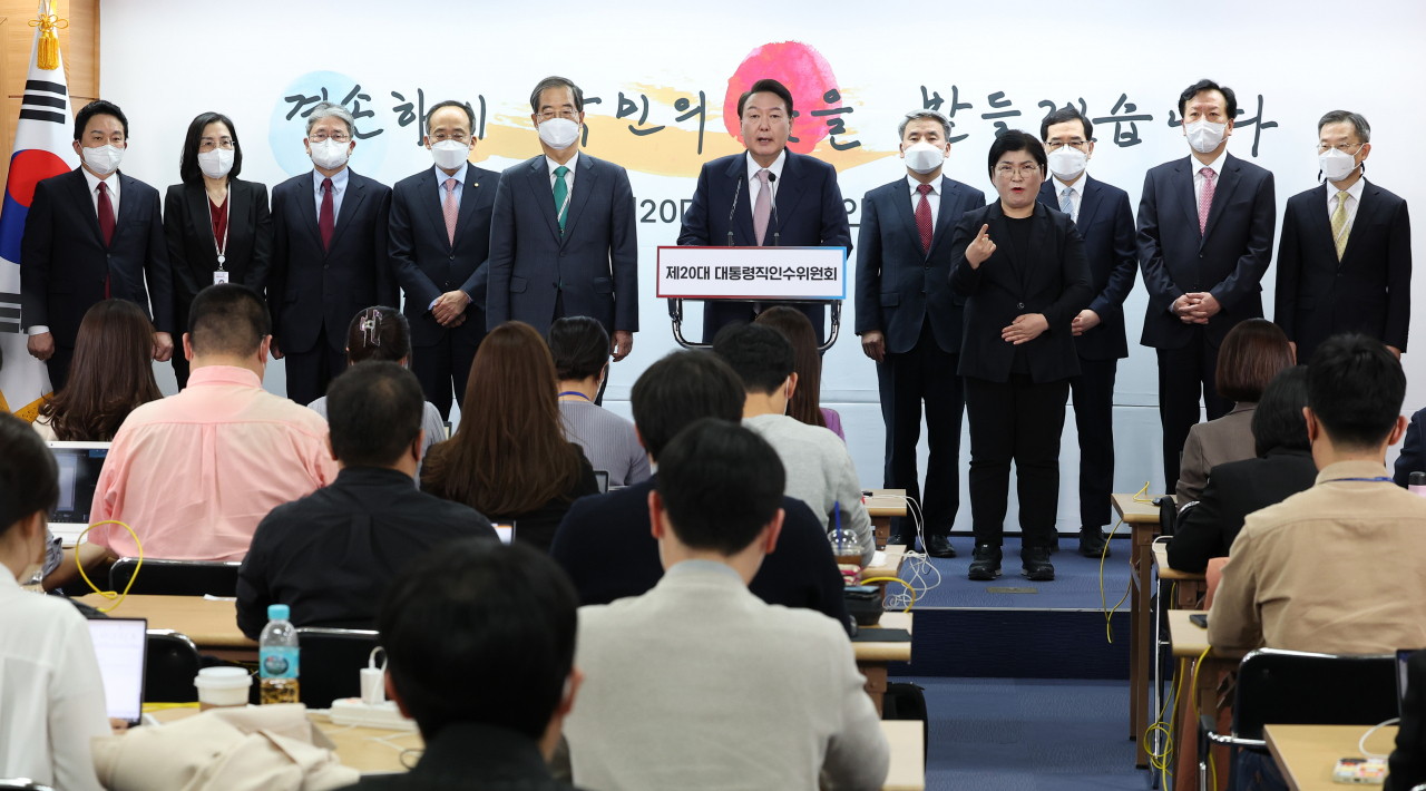 윤석열 대통령 당선인이 10일 오후 서울 종로구 통의동 제20대 대통령직인수위원회에서 초대 내각 명단을 발표하고 있다. 원희룡 국토교통부, 김현숙 여성가족부, 박보균 문화체육관광부, 추경호 경제부총리 겸 기획재정부 장관 후보자, 한덕수 국무총리 후보자, 윤 당선인, 이종섭 국방부, 이창양 산업통상부, 정호영 보건복지부, 이종호 과학기술정통부 후보자. [연합]