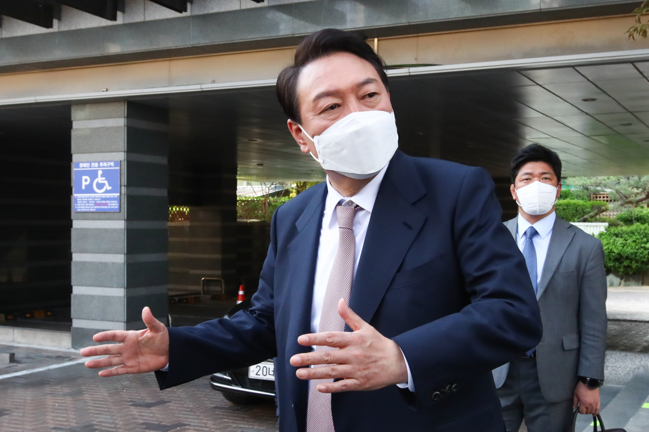 윤석열 대통령 당선인이 10일 오후 초대 내각 장관 후보자 8인을 발표한 뒤 서울 종로구 통의동 20대 대통령직인수위 사무실을 나서다 취재진 질문을 받고 있다. [연합]