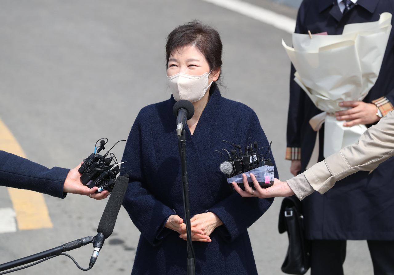 지난달 24일 오후 박근혜 전 대통령이 대구 달성군 사전에 도착, 인사말을 하고 있다. [연합]