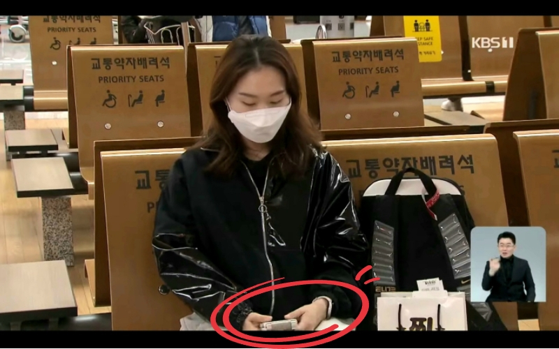 쇼트트랙 국가대표 최민정 선수가 갤럭시Z플립3와 갤럭시워치 4를 사용중인 모습이 포착됐다. [KBS뉴스화면 캡처]