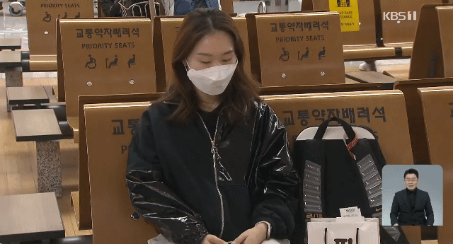 쇼트트랙 국가대표 최민정 선수가 갤럭시Z플립3와 갤럭시워치4를 사용중인 모습이 포착됐다. [KBS뉴스화면 캡처]