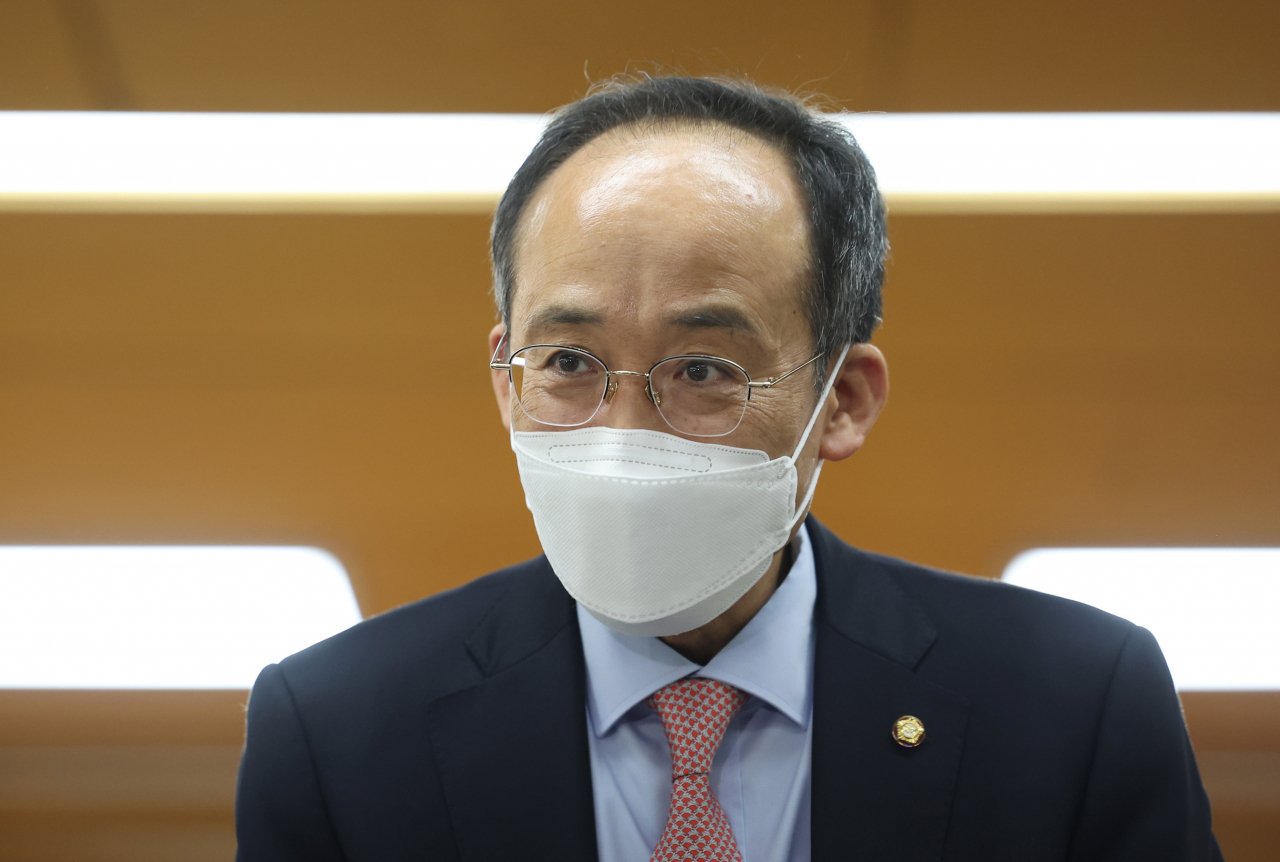 추경호 경제부총리 겸 기획재정부 장관 후보자가 10일 오후 은행회관에서 열린 기자간담회에서 기자들과 인사하고 있다. 연합뉴스