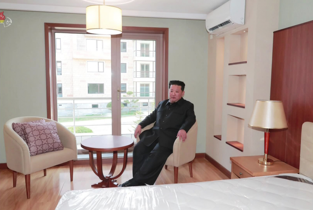 김정은 북한 국무위원장이 완공된 평양 보통강변 주택지구를 시찰했다고 조선중앙TV가 지난 3일 보도했다.[조선중앙TV 화면] [국내에서만 사용가능. 연합]