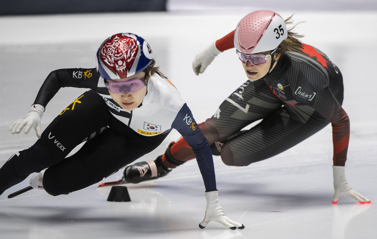최민정(왼쪽)과 캐나다 킴 부탱이 세계선수권 1000m 결승서 역주하는 모습. [AP]