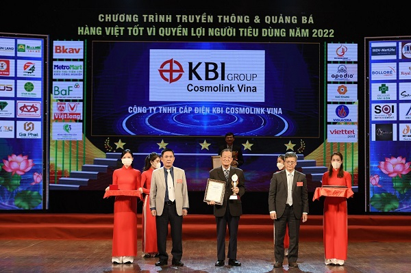 KBI코스모링크 비나가 베트남 정부 소비자 보호협회가 주관하는 ‘골든 브랜드 베트남 TOP 20 (GOLDEN BRAND VIETNAM TOP 20)’에 선정되어 이종건 법인장(사진 가운데)이 인증서와 트로피를 수상하고 있다. [KBI 제공]