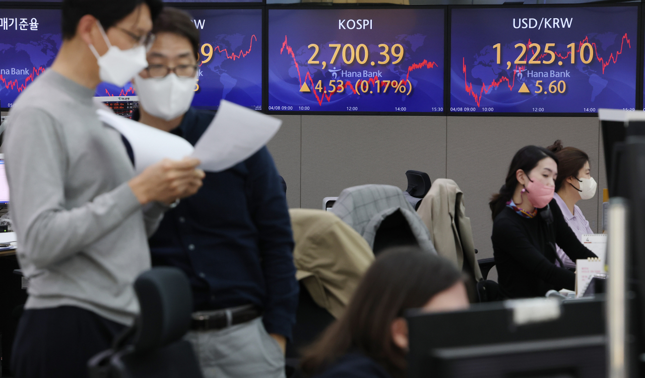 코스피가 소폭 상승하며 하루 만에 2,700선을 회복한 8일 오후 서울 중구 하나은행 딜링룸에서 직원들이 업무를 보고 있다. 연합뉴스