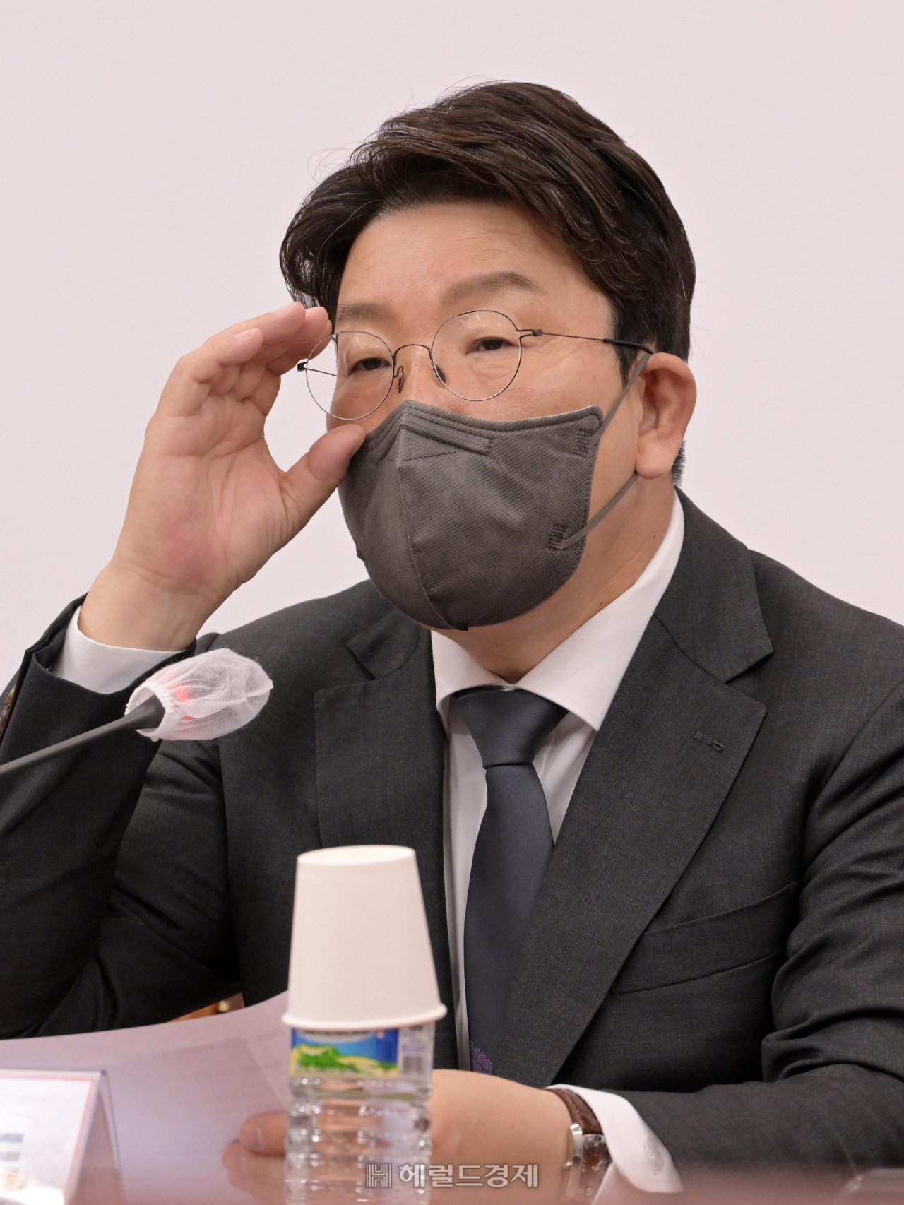 국민의힘 권성동 신임 원내대표가 11일 오전 서울 여의도 국회에서 열린 최고위원회의에서 안경을 고쳐 쓰고 있다. [이상섭 기자]