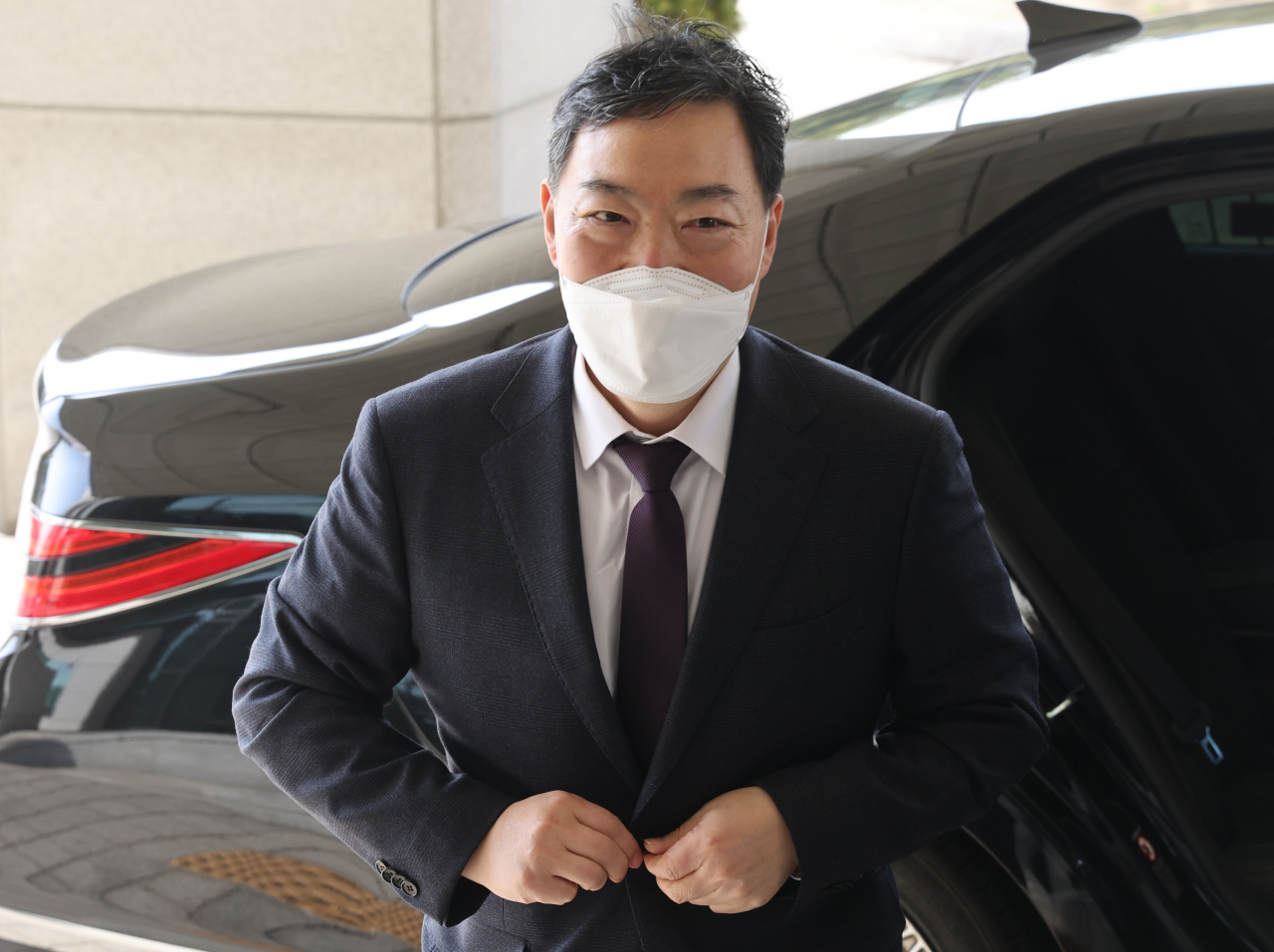 전국 검사장 회의가 열리는 11일 김오수 검찰총장이 서초동 대검청사로 출근하고 있다. 출근차량으로 지하주차장으로 들어가던 김 총장은 현관에서 기다리고 있는 기자들을 보고 차를 돌려 나와 기자들의 질문에 간단하게 답한 후 현관으로 걸어 들어갔다. [연합]