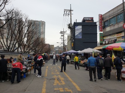 Thrift shops, hipsters and Chinese god of war at Dongmyo