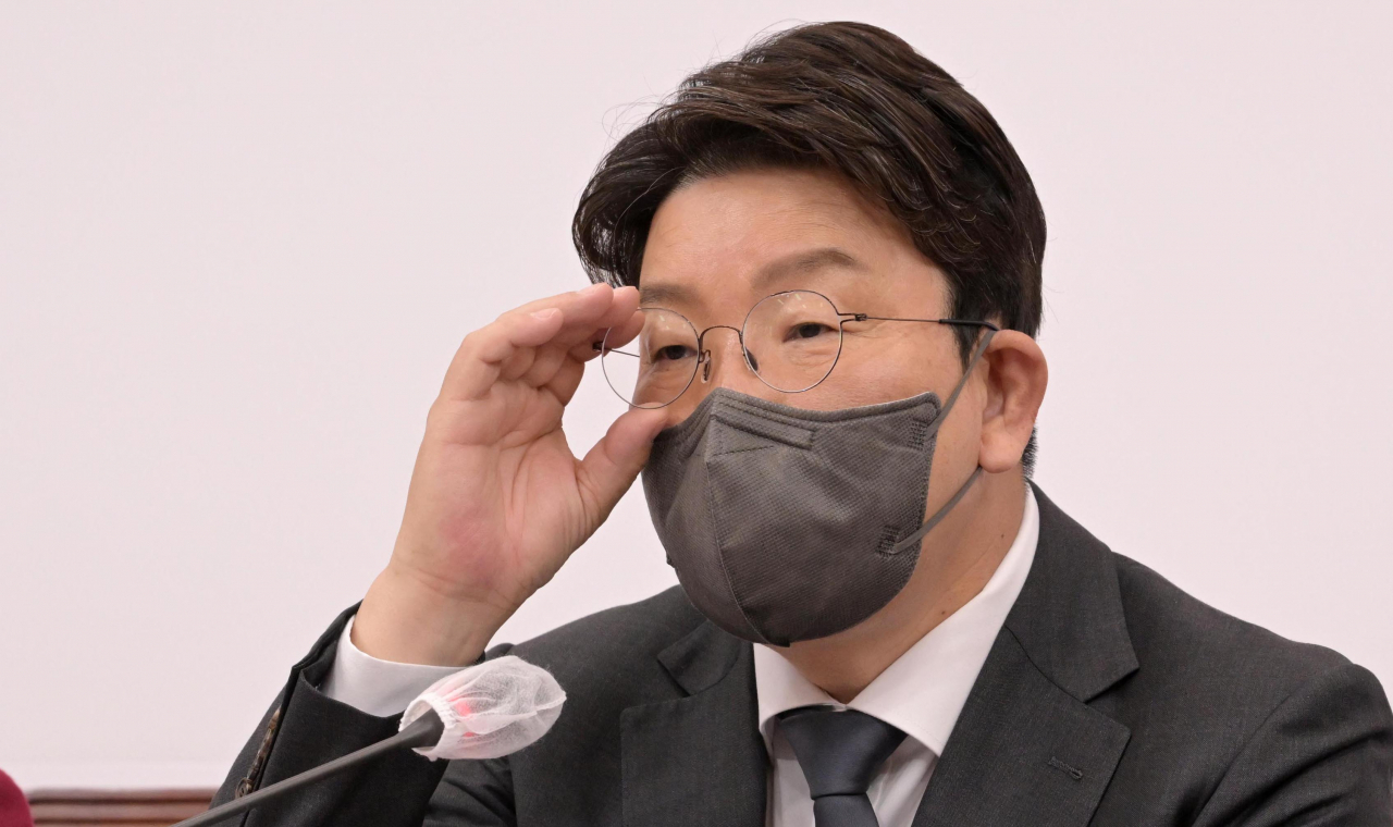 권성동 국민의힘 신임 원내대표가 11일 오전 서울 여의도 국회에서 열린 최고위원회의에서 안경을 고쳐 쓰고 있다. [연합]