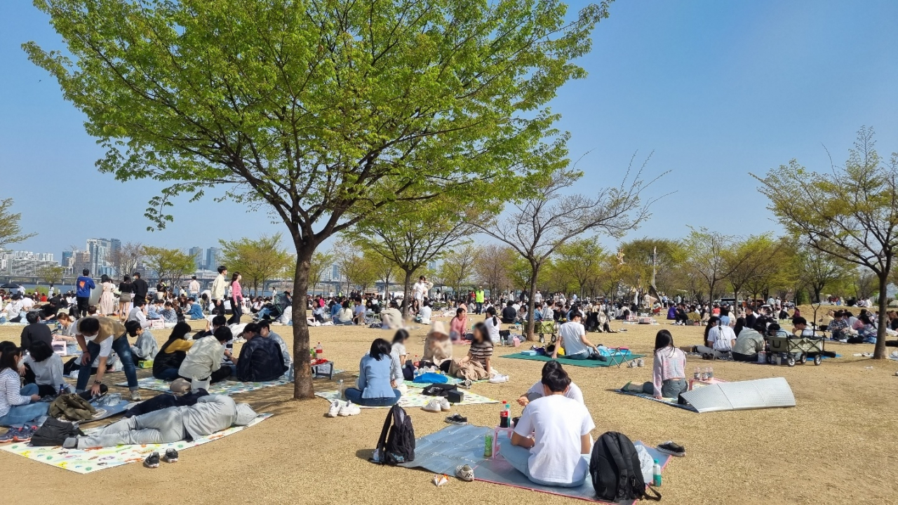 지난 10일 오후 서울 영등포구 여의도 한강공원에 사람들이 삼삼오오 모여 있다. 김빛나 기자