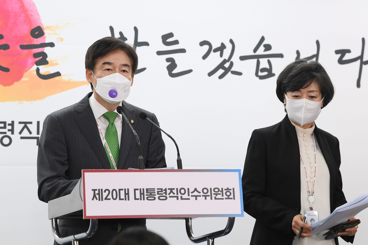 이용호 제20대 대통령직인수위원회 정무사법행정분과 간사가 11일 서울 종로구 통의동 인수위원회 공동기자회견장에서 법적, 사회적 나이 계산법 통일에 관한 브리핑을 하고 있다. [연합]