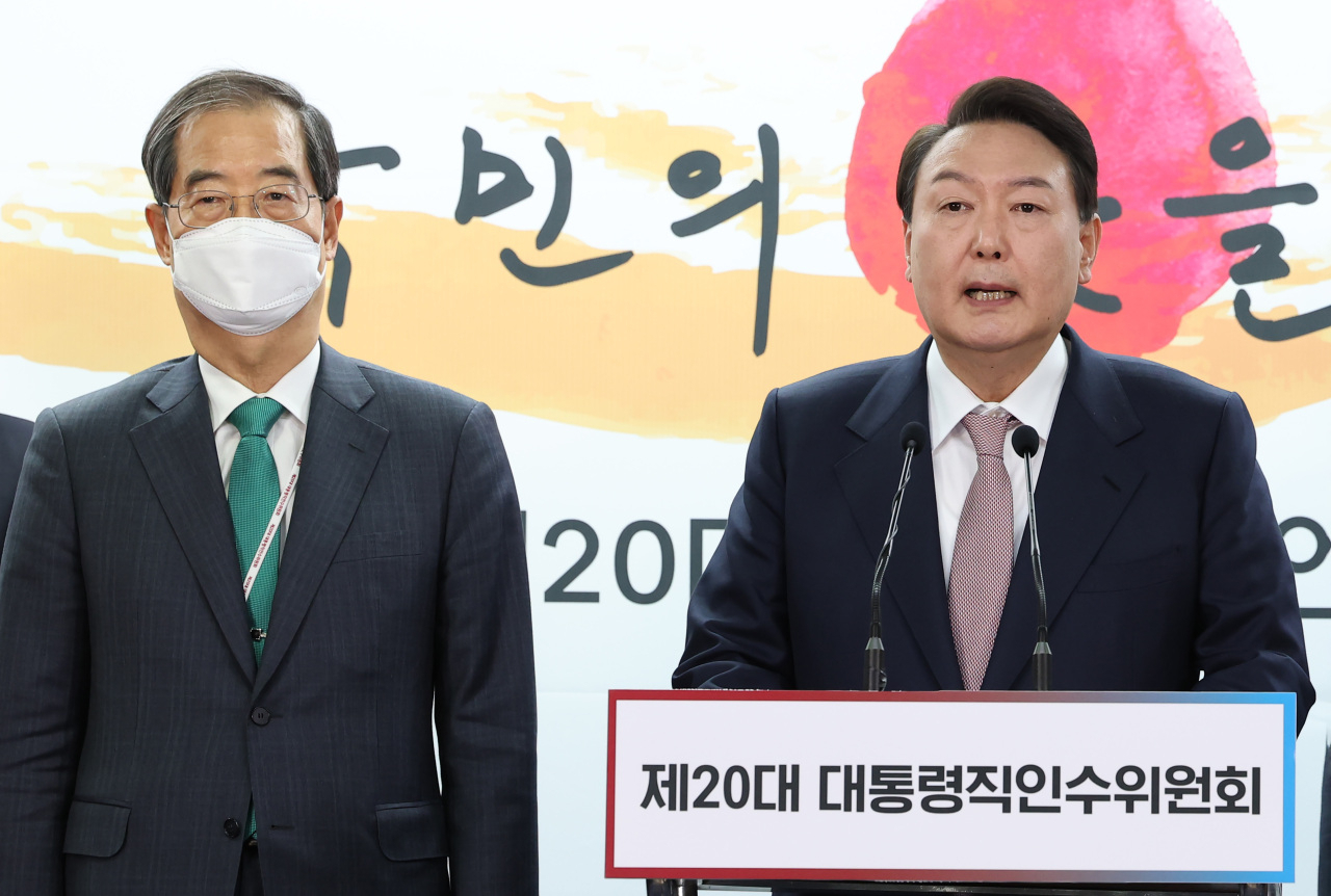 President-elect Yoon Suk-yeol (right) announces the first eight Cabinet nominees at his transition committee’s office in Seoul on Sunday. (Yonhap)