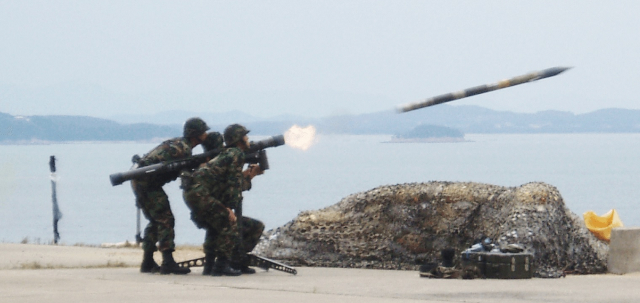 우크라이나가 한국에 휴대용 대공유도무기체계 지원을 요청했지만 한국이 살상무기 불가 방침에 따라 거부한 것으로 확인됐다. 휴대용 지대공유도무기 신궁. [LIG넥스원 홈페이지]