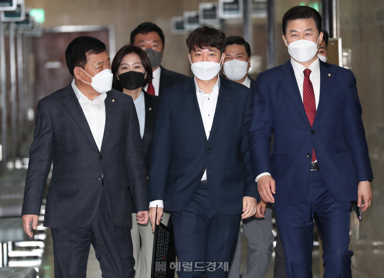 이준석 국민의힘 대표가 11일 오전 서울 여의도 국회에서 열린 최고위원회의에 참석하고 있다. [이상섭 기자]