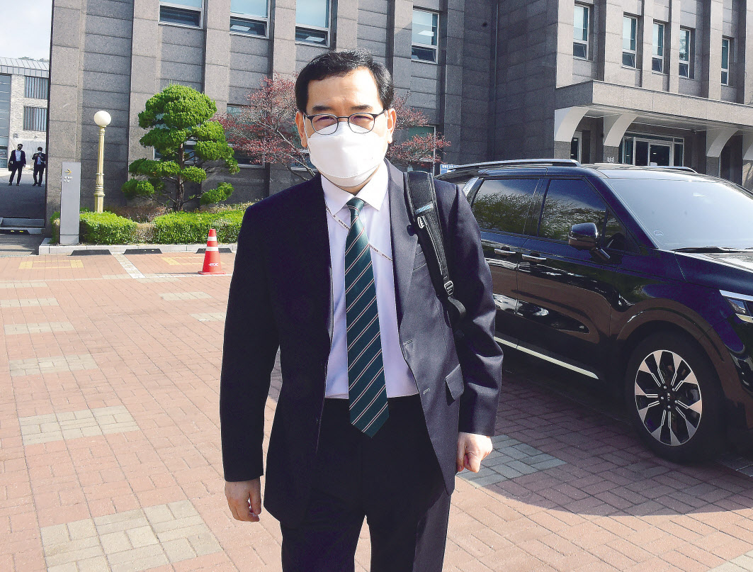 윤석열 정부 첫 산업통상자원부 장관 후보로 내정된 이창양 대통령직인수위원회 경제2분과 간사(KAIST 교수)가 11일 서울 종로구 삼청동 인수위원회에서 열린 대통령직인수위원회 제5차 전체회의를 마친 뒤 나서고 있다. 이 후보자는 탈원전 정책의 수정에서 글로벌 공급망 전환 대응 등 많은 과제를 안고 있다. 박해묵 기자