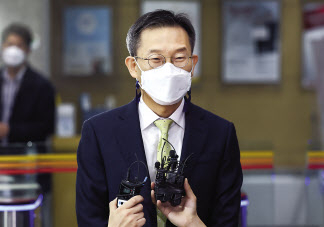 이종호 과학기술정보통신부 장관 후보자가 11일 오전 서울 광화문우체국에 마련된 사무실로 출근하며 소감을 밝히고 있다. [연합]
