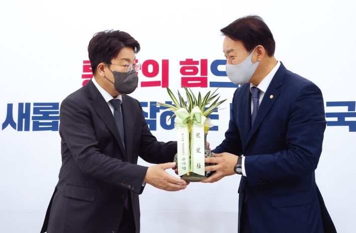 검찰수사권 문제와 차기 정부 장관 후보자 청문회 등으로 더불어민주당과 국민의힘간 긴장이 고조되고 있다. 사진은 11일 서울 서대문구 국립대한민국임시정부 기념관에서 열린 제103주년 대한민국임시정부 수립 기념식에 참석해 인사를 나누고 있는 윤호중·박지현 민주당 공동비상대책위원장(위쪽)과 이날 국회 원내대표실을 방문한 서일준 대통령직인수위원회 행정실장으로부터 윤석열 대통령 당선인이 보낸 축하난을 전달받고 있는 권성동 국민의힘 신임 원내대표. 이상섭 기자