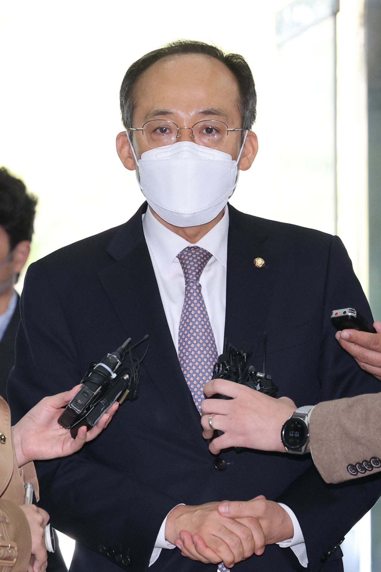 추경호 경제부총리 겸 기획재정부 장관 후보자가 지난 11일 오전 서울 중구 예금보험공사에 마련된 청문회 준비 사무실로 출근하며 취재진의 질문에 답하고 있다. [연합]