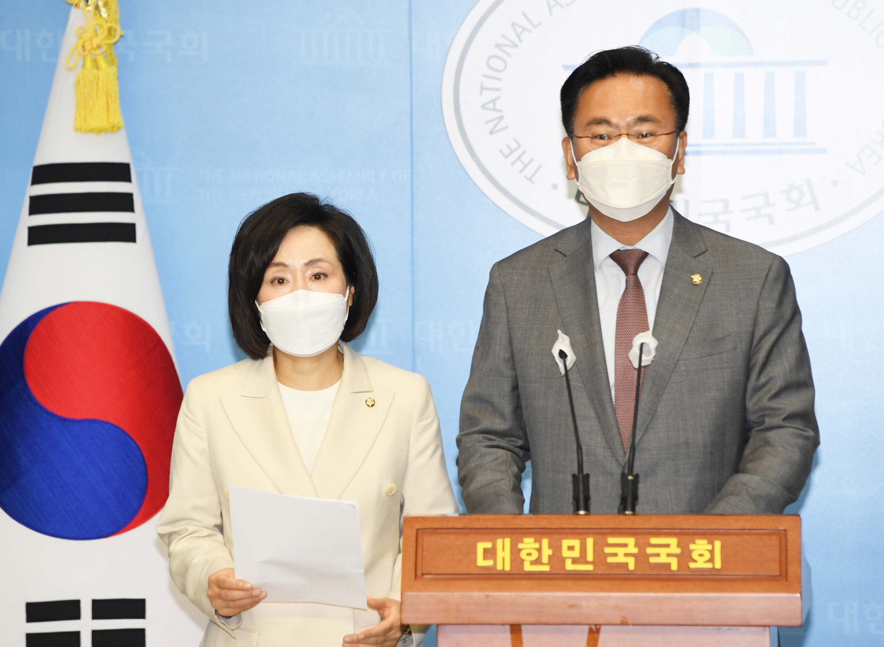 유상범·전주혜 국민의힘 소속 국회 법사위원이 11일 국회 소통관에서 '민주당이 추진 중인 검수완박(검찰 수사권 완전 박탈)'에 대한 문제점을 지적하는 기자회견을 하고 있다. [연합]