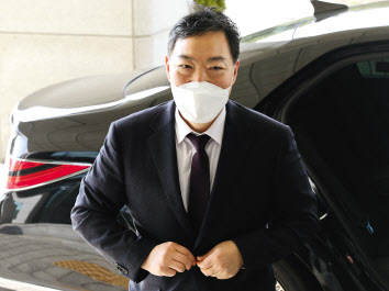 전국 검사장 회의가 열리는 11일 김오수 검찰총장이 서초동 대검청사로 출근하고 있다. 출근차량으로 지하주차장으로 들어가던 김 총장은 현관에서 기다리고 있는 기자들을 보고 차를 돌려 나와 기자들의 질문에 간단하게 답한 후 현관으로 걸어 들어갔다. [연합]