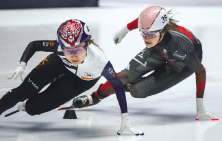 최민정(왼쪽)과 캐나다 킴 부탱이 세계선수권 1000m 결승서 역주하는 모습. [AP]