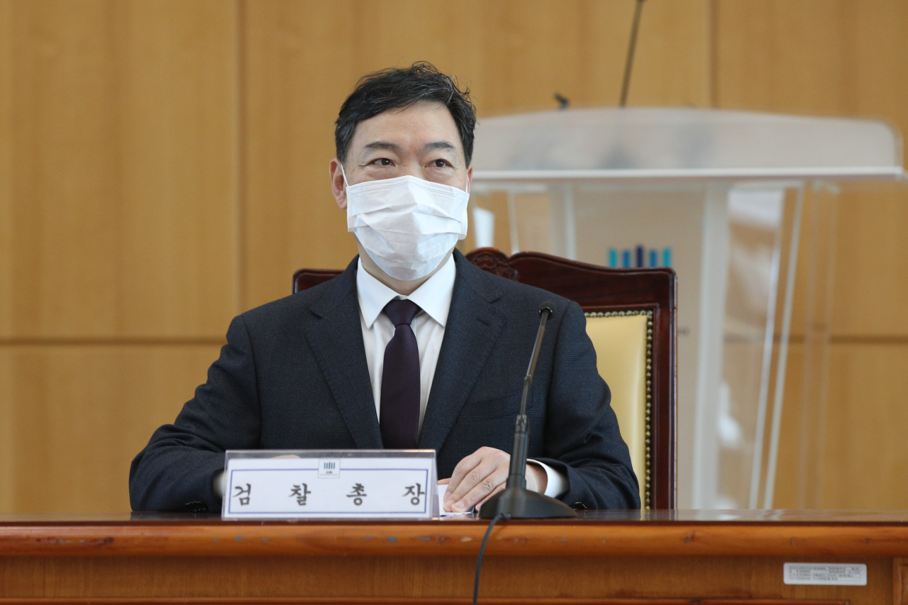 Prosecutor General Kim Oh-soo attends a meeting among senior prosecutors at the Supreme Prosecutors’ Office in Seoul on Monday. The meeting was attended by chiefs of 18 district prosecutors‘ offices across the country and three additional senior prosecutors, including Kim. (Joint Press Corps)