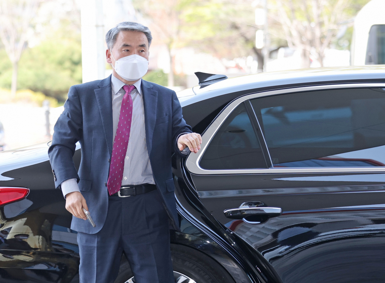 윤석열 정부의 첫 국방부 장관 후보자로 지명된 이종섭 후보자가 11일 오후 국회 인사청문회 준비단 사무실이 마련된 서울 용산구 국방컨벤션에 출근하면서 북한의 도발에 따른 미국 전략자산 전개 가능성에 대해 “상황에 따라서는 그런 일이 있을 수 있다”고 말했다. [연합]