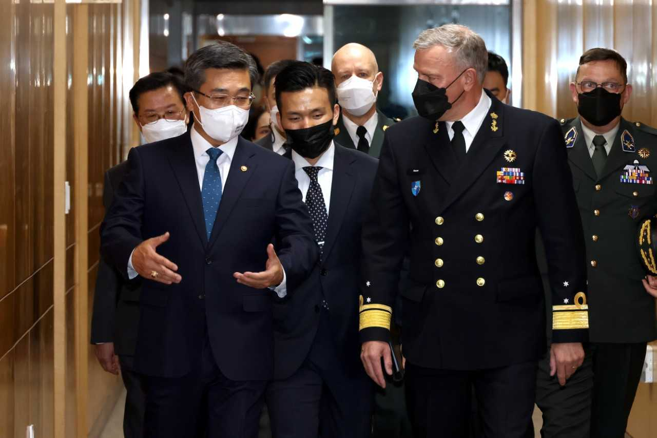 서욱 국방부 장관과 원인철 합참의장은 11일 방한중인 롭 바우어 NATO 군사위원장과 잇달아 회동을 가졌다. 서 장관과 바우어 위원장이 회동을 위해 이동하고 있다. [국방부 제공]