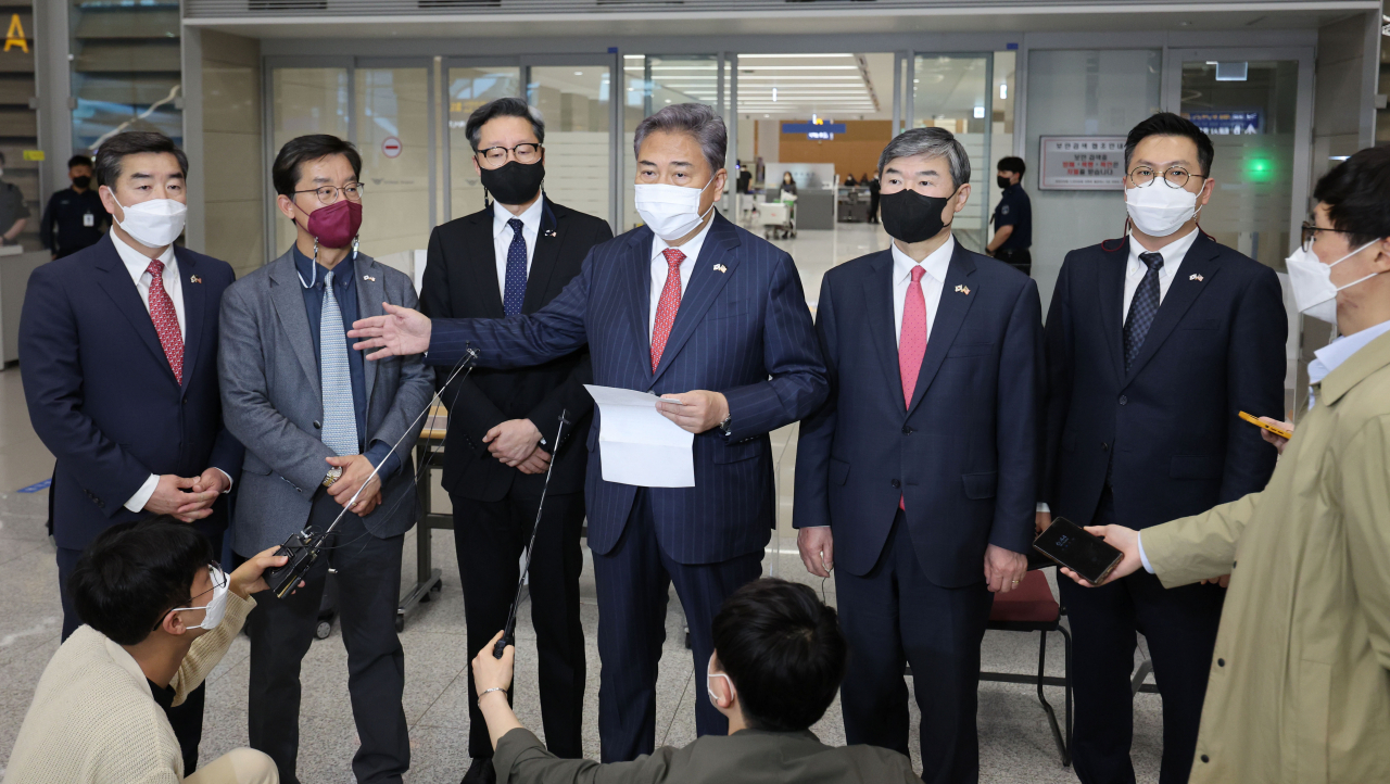 윤석열 대통령 당선인의 한미정책협의대표단 단장인 국민의힘 박진 의원 등이 11일 오후 인천국제공항 제2터미널로 귀국해 방미 성과 등에 대해 발언하고 있다. [연합]