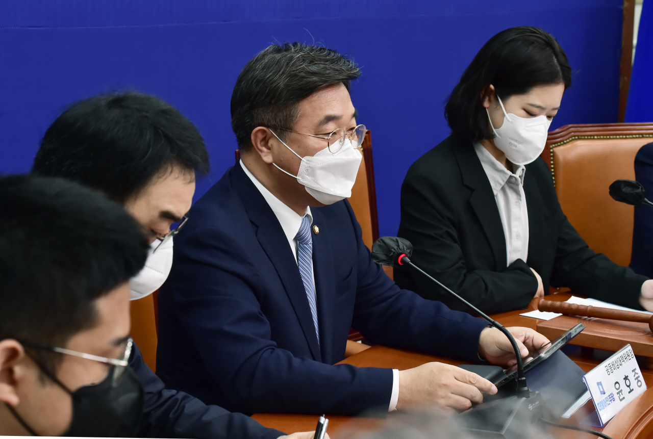 윤호중 더불어민주당 공동비대위원장이 11일 오전 국회에서 열린 비상대책위원회의에서 발언하고 있다. [연합]
