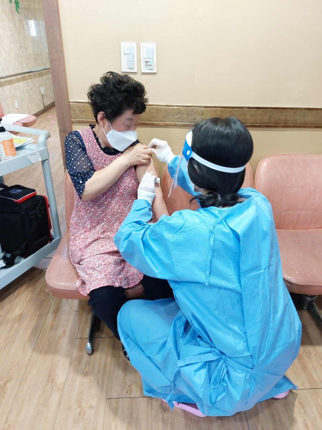 은평구 코로나19 백신 방문접종팀이 취약시설에서 백신접종을 하고 있다. [은평구 제공]