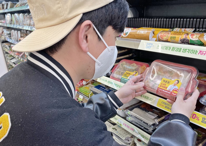편의점 CU는 최근 학생들의 외식비 부담이 늘어남에 따라 요리연구가 백종원과 손잡고 2000원대 초저가 도시락을 출시했다.[CU 제공]