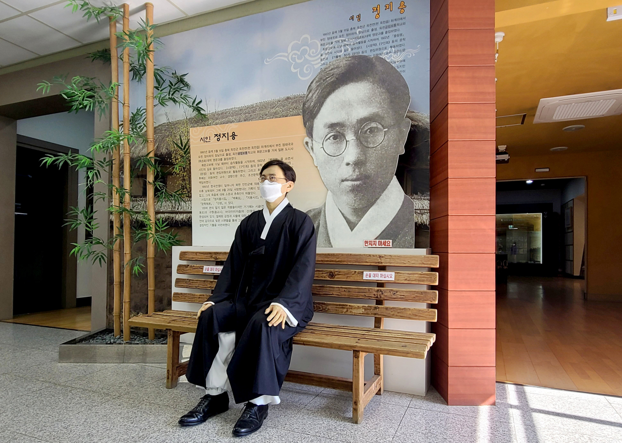 정지용 문학관의 정지용 밀랍인형은 실물 같아 흠칫 놀란다.