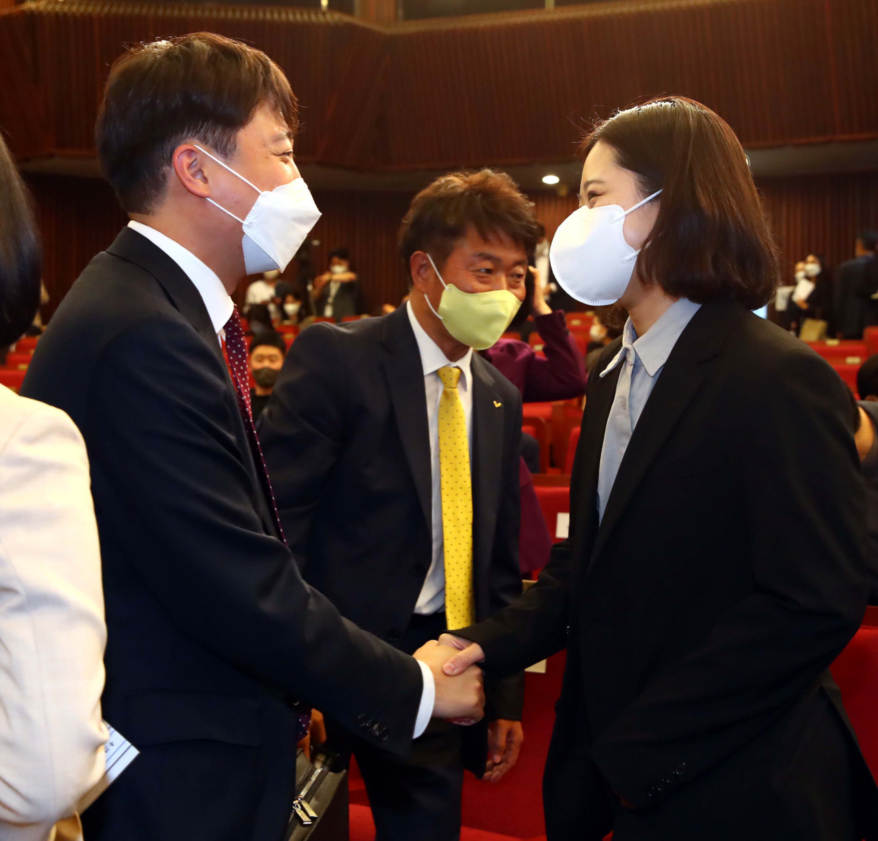 더불어민주당 박지현(오른쪽) 공동비대위원장과 국민의힘 이준석 대표가 지난 11일 볼로디미르 젤렌스키 우크라이나 대통령 화상연설이 열린 국회도서관 대강당에서 인사하고 있다. [연합]