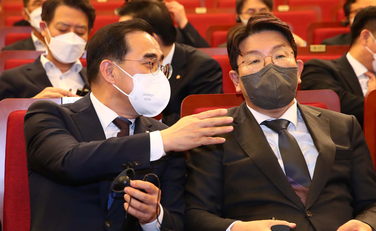 더불어민주당 박홍근(왼쪽) 원내대표와 국민의힘 권성동 원내대표가 지난 11일 볼로디미르 젤렌스키 우크라이나 대통령 화상연설이 열린 국회도서관 대강당에서 대화하고 있다. [연합]
