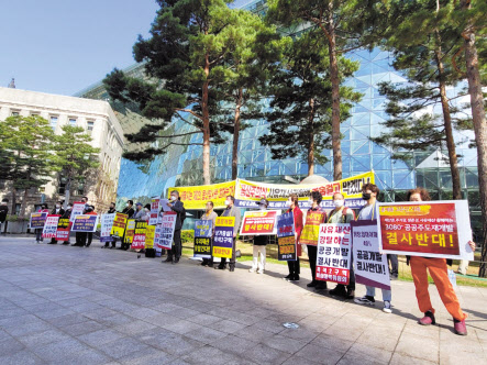 공공재개발을 반대하는 서울시내 14개 구역 비상대책위원회(이하 비대위)는 11일 오전 10시 서울시청 본관 정문 앞에서 공공재개발 반대 기자회견을 열었다. [공공재개발 반대 비대위 제공]