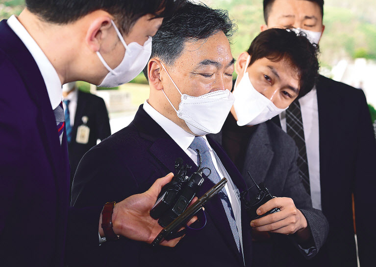 12일 오전 서울 서초구 대검찰청으로 출근하는 김오수 검찰총장이 더불어민주당을 중심으로 검수완박(검찰 수사권 완전 박탈)이 추진되는 데 대해 기자들의 질문을 받자 복잡한 심경을 드러내듯 잠시 눈을 감았다. 이날 민주당의 정책의총에 대한 추가 입장을 묻는 질문에는 “긴 하루가 될 것 같다”며 즉답하지 않았다. 전날인 11일 검찰은 검사장회의에서 실제 검수완박 법안이 추진될 경우 검찰총장과 검사장들이 줄사퇴 카드로 맞서겠다고 밝혔다. 박해묵 기자