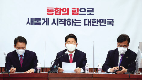 검찰의 수사권 박탈 여부를 두고 더불어민주당과 검찰이 극한 대치를 하는 가운데 민주당의 최종 입장정리를 앞둔 12일 오전 국회는 긴장이 고조됐다. 이날 국회에서 열린 민주당 원내대책회의에서는 박홍근(위 사진) 원내대표가, 같은 시각 국민의힘 원내대책회의에서는 권성동 원내대표가 발언하고 있다. 이상섭 기자