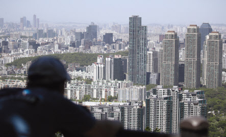 급등한 부동산 공시가격 문제에 대한 해법으로 대통령직 인수위원회가 장기보유 1주택자에 대한 재산세 경감 방안을 검토 중인 것으로 전해졌다. 사진은 서울 강남구 대모산 전망대에서 바라본 강남 아파트 일대. [연합]