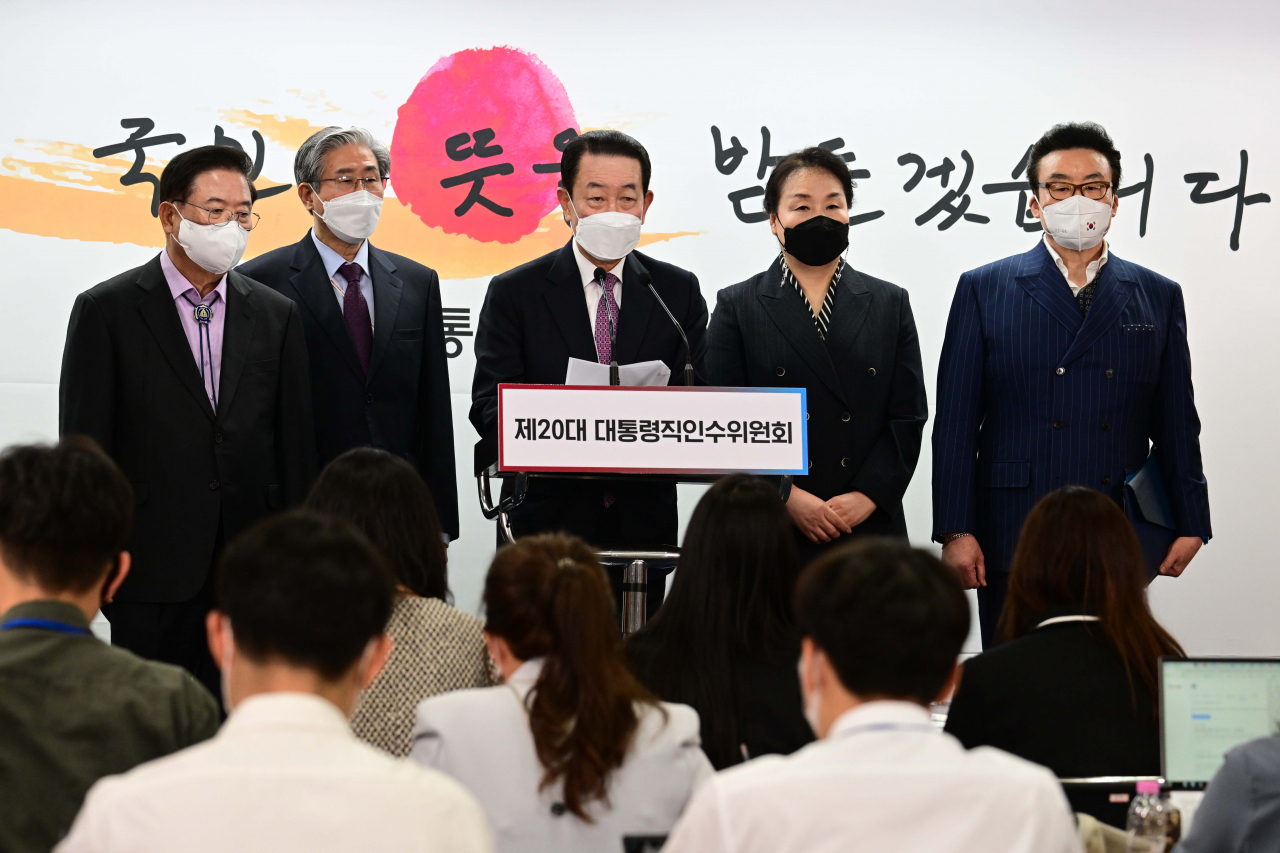 박주선 대통령취임준비원장이 지난 11일 서울 종로구 통의동 인수위 공동기자회견장에서 열린 제20대 대통령 취임식 준비위원회 기자회견에서 브리핑하고 있다. [인수위사진기자단]
