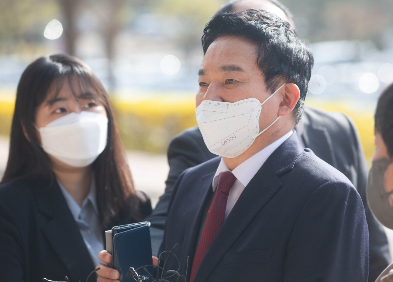 원희룡 국토교통부 장관 후보자가 지난 11일 오전 경기도 과천시 정부과천청사 서울지방국토관리청에 마련된 인사청문회 준비사무실로 출근하며 취재진의 질문에 답하고 있다. [연합]