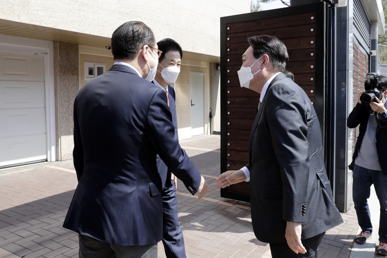 윤석열 대통령 당선인이 12일 오후 대구 달성군 유가읍에 있는 박근혜 전 대통령의 사저에 도착, 박 전 대통령 예방에 앞서 유영하 변호사와 인사하고 있다. [연합]