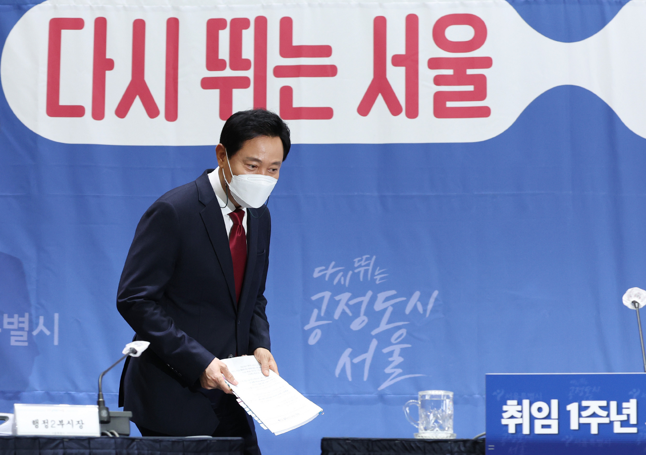 오세훈 서울시장이 12일 오전 서울시청에서 열린 취임 1주년 기자 간담회에 참석하기 위해 간담회장으로 들어서고 있다. [연합]
