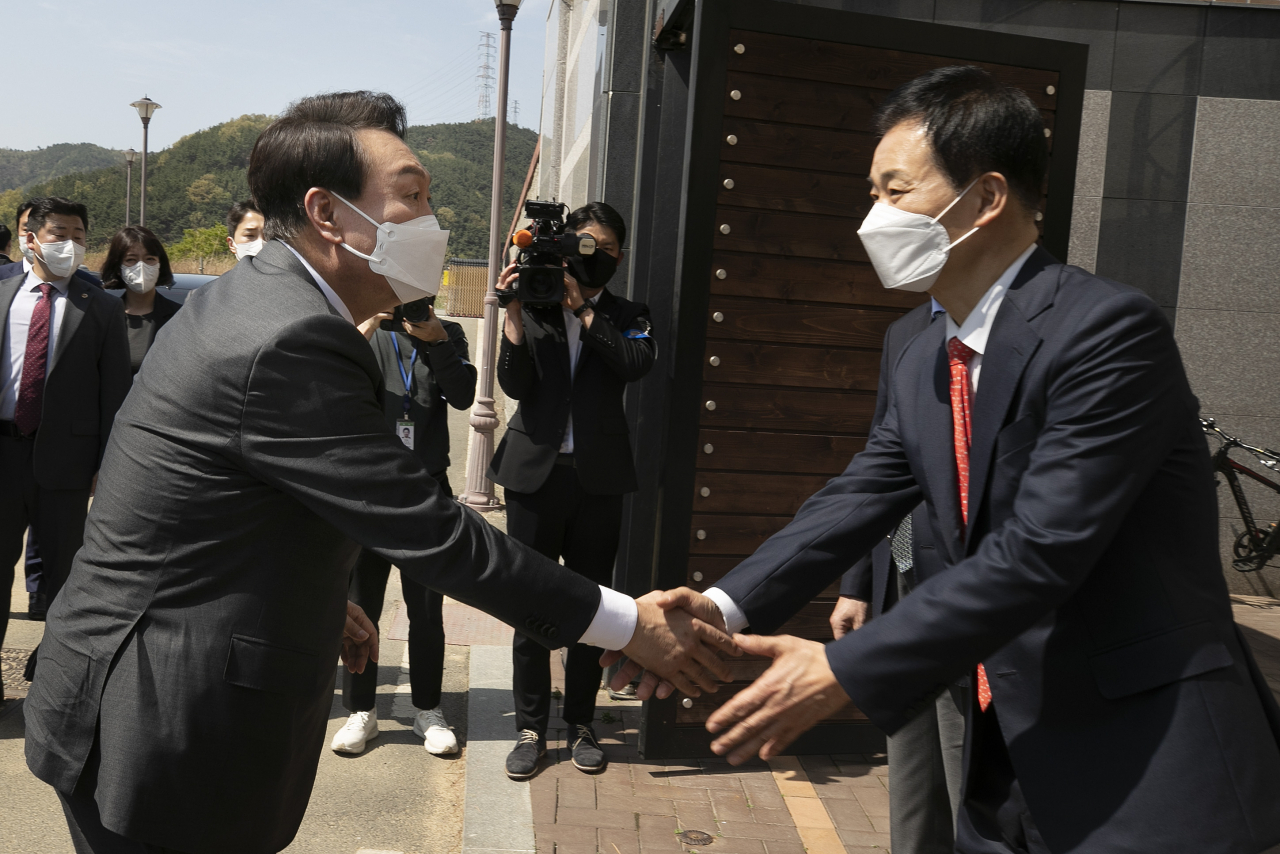 윤석열 대통령 당선인이 12일 오후 대구 달성군 유가읍에 있는 박근혜 전 대통령의 사저에 도착, 박 전 대통령 예방에 앞서 유영하 변호사와 인사하고 있다. [연합]
