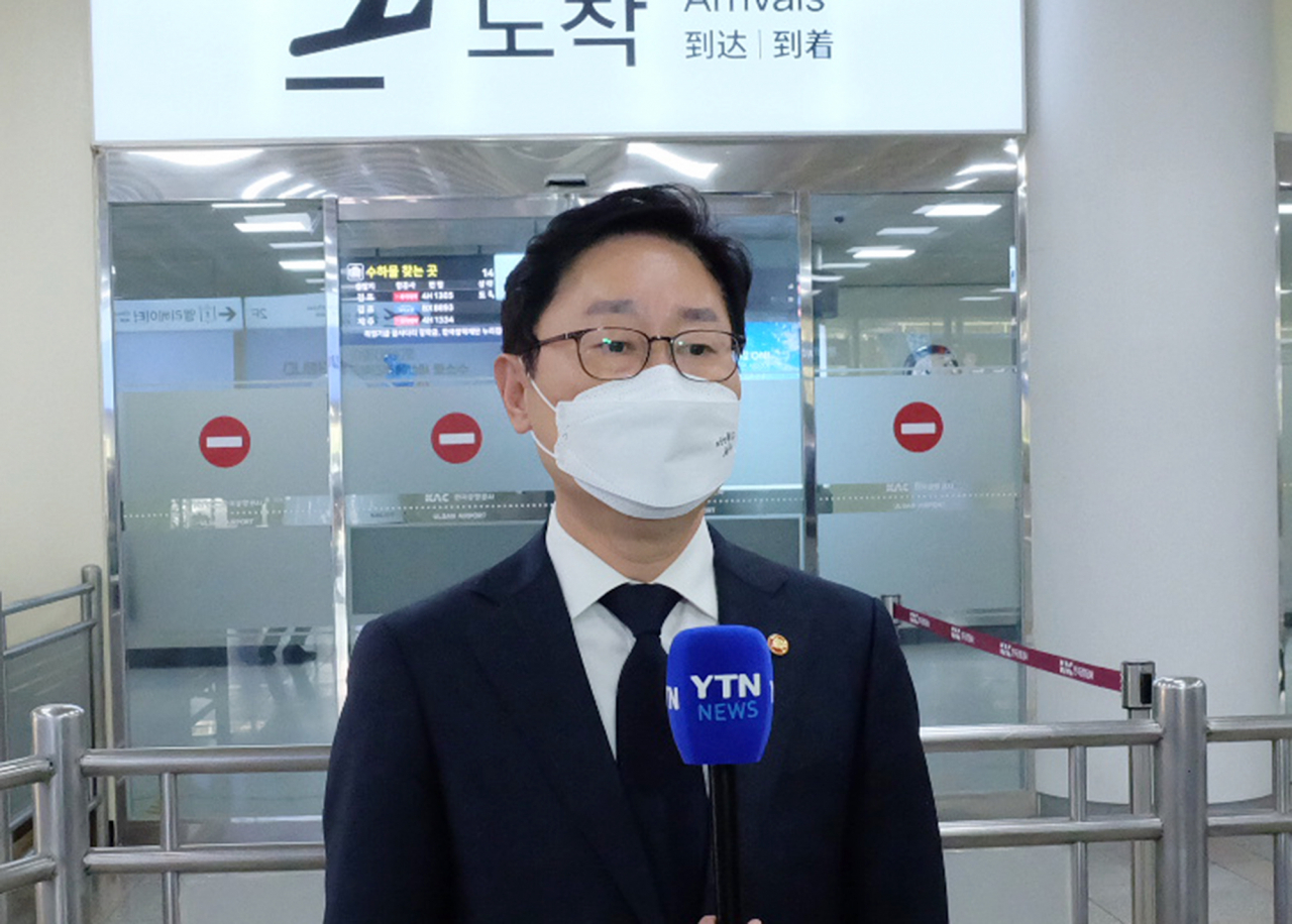 박범계 법무부 장관이 12일 울산공항에서 김오수 검찰총장과 회담한 내용에 대한 취재진 질문을 받고 있다. 박 장관은 이날 김 총장과 회담 후 아프간 특별기여자 관련 논의를 위해 울산을 방문했다. [연합]